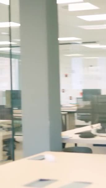 Вертикальное Замедленное Видео Пустого Офиса Большим Количеством Пространства Света — стоковое видео