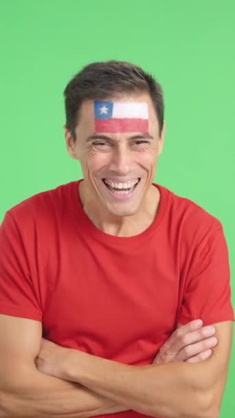 Video Estudio Con Croma Hombre Pie Con Bandera Chilena Pintado — Vídeo de stock