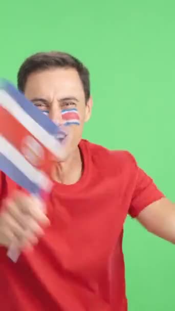코스타리카 비명과 깃발을 흔들고 열정적으로 응원하는 남자의 크로마와 스튜디오에서 비디오 — 비디오