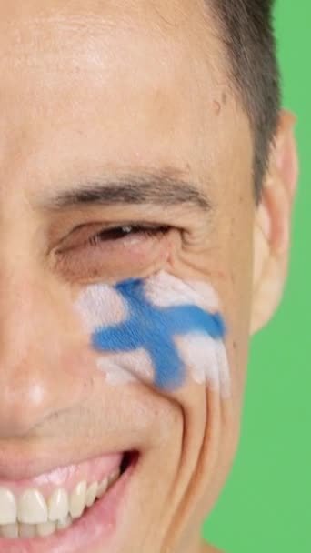 Видео Студии Хромой Крупного Плана Человека Финским Флагом Нарисованным Лице — стоковое видео
