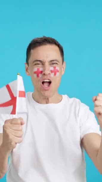 Видео Студии Хромой Английского Болельщика Кричащего Машущего Национальным Флагом Приветствующего — стоковое видео