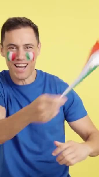 Видео Студии Хромой Итальянского Болельщика Кричащего Машущего Национальным Флагом Приветствующего — стоковое видео
