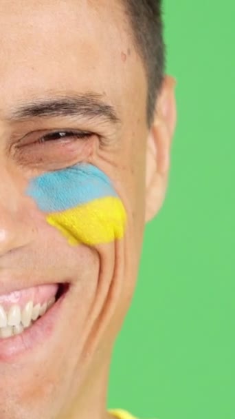 Відео Студії Хромою Крупним Планом Кавказького Чоловіка Українським Прапором Намальованим — стокове відео