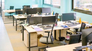 Bilgisayarlarla sessiz modern çalışma alanı ve insan yok