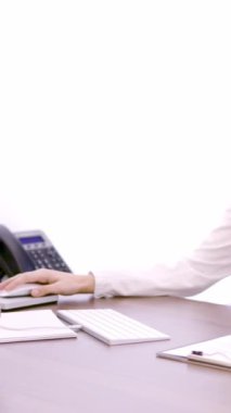 İki kadın doktorun klinikteki bir masada otururken tıbbi sonuçlar hakkında konuştuğu yavaş çekim videosu.