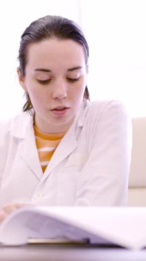 İki kadın doktorun klinikte tıbbi danışmanlık yaptığı yavaş çekim videosu.