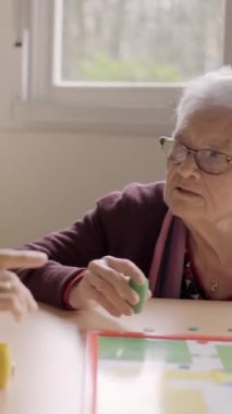 Üç eski arkadaşın yaşlılarla oyun oynarken eğlendiği yavaş çekim videosu.