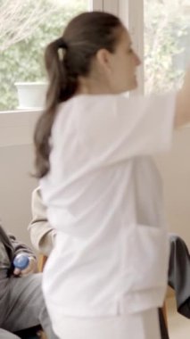 Huzurevindeki yaşlı bir egzersiz sınıfının yavaş çekim videosu.