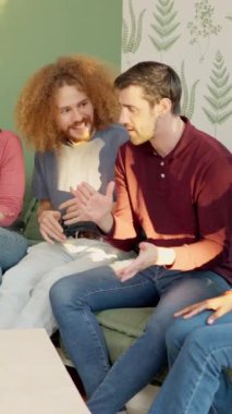 Memlekette lezzetli bir pizza yemek üzere olan çok ırklı bir grup arkadaşın yavaş çekim videosu.