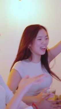 Kadın ev partisinde etrafında dönerken bir erkeğin dans edişinin yavaş çekim videosu.