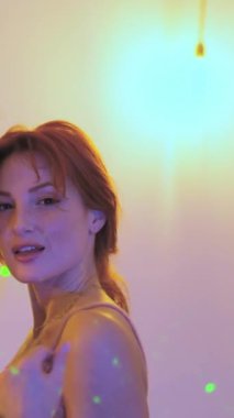 Çok ırklı iki kadının bir partide dans ederken öpüşmelerini gösteren yavaş çekim videosu.