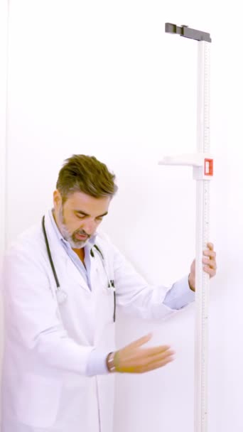 Відео Повільного Руху Зрілого Лікаря Просить Пацієнта Наступити Шкалу Щоб — стокове відео