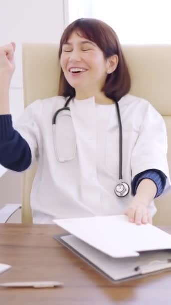 Slow Motion Video Kvinnlig Läkare Firar Något Och Suckar Med — Stockvideo