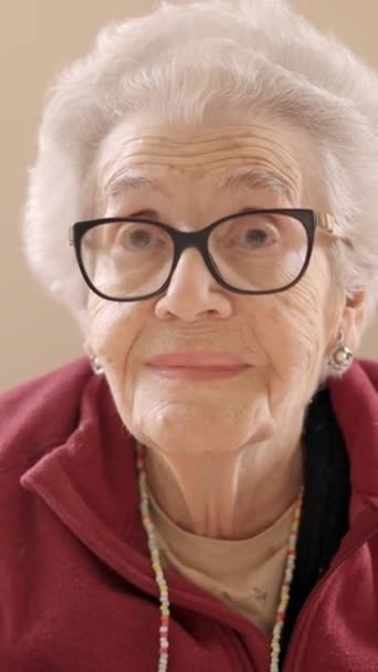 Gözlüklü Yaşlı Bir Kadının Yaşlı Bir Kadının Kameraya Baktığı Yavaş — Stok video