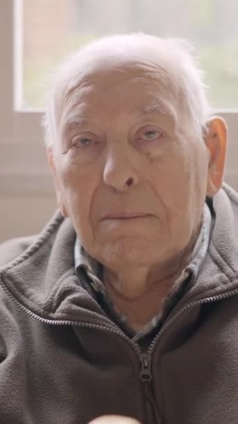 老年男子严肃地坐在老人身上的慢镜头 — 图库视频影像