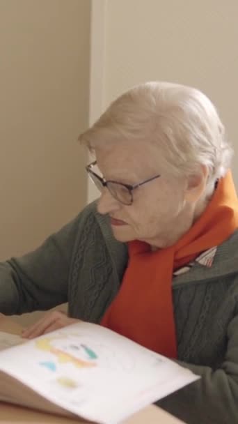Zpomalené Video Ošetřovatelky Starší Ženy Které Malují Remízu Geriatrickém — Stock video