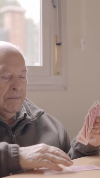 老人ホームで一緒にトランプをする一部の上級者や介護者のスローモーションビデオ — ストック動画