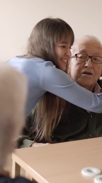 슬로우 비디오 행복한 그녀의 할아버지 Anatric — 비디오