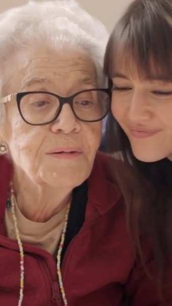 Медленное Видео Милая Внучка Обнимает Целует Свою Бабушку Престарелом Возрасте — стоковое видео