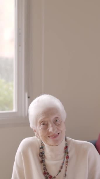 Slow Motion Video Van Een Oma Glimlachend Camera Met Kopieerruimte — Stockvideo