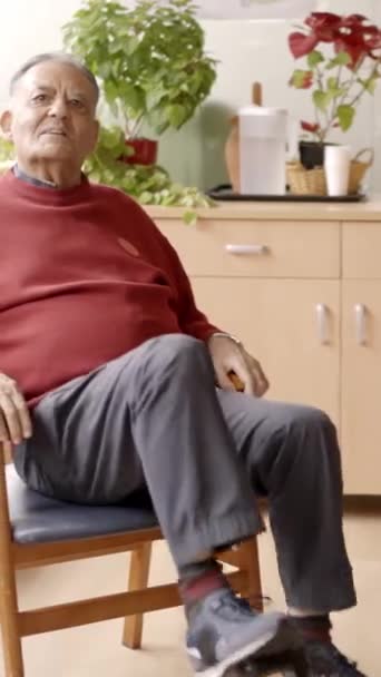 Powolny Film Dziadka Pedałującego Podczas Siedzenia Domu Opieki — Wideo stockowe