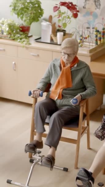 Bir Grup Yaşlının Bir Huzurevinde Dambıl Pedal Kullanarak Egzersiz Yaptığı — Stok video