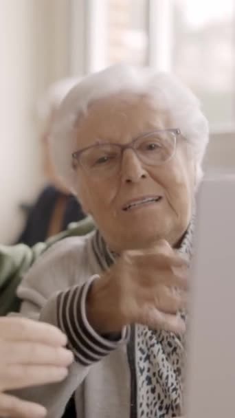 Video Rallentatore Due Anziani Che Succhiano Bacio Durante Una Videochiamata — Video Stock