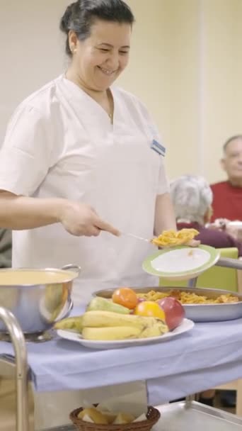 Zeitlupenvideo Einer Freundlichen Köchin Die Senioren Einem Pflegeheim Essen Serviert — Stockvideo