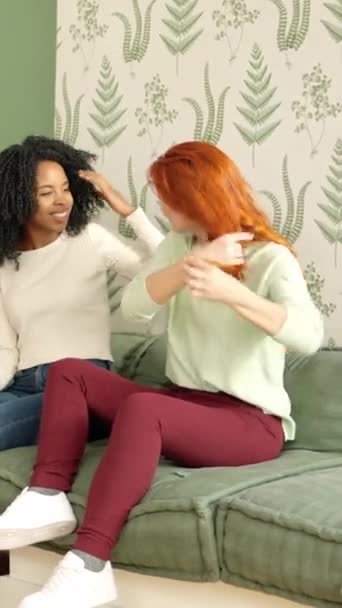 Zpomalení Videa Zoom Černošky Bělošky Dívky Mluví Sedí Bytě — Stock video