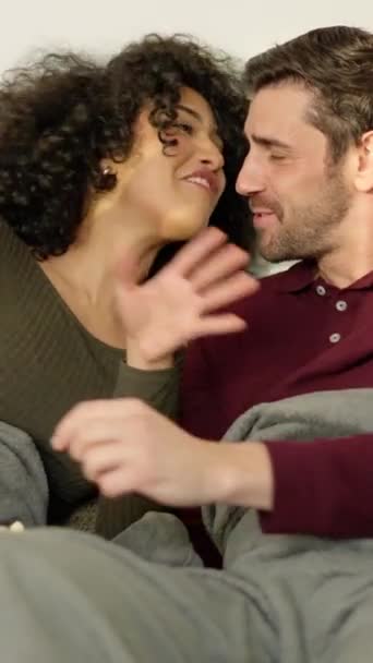 Zpomalené Video Hravého Multietnického Páru Flirtujícího Popcornem Při Sledování Filmu — Stock video