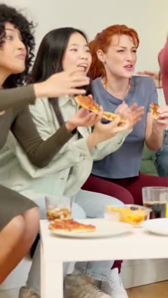 Повільне Відео Дівчат Які Їдять Піцу Святкують Перемогу Своєї Команди — стокове відео