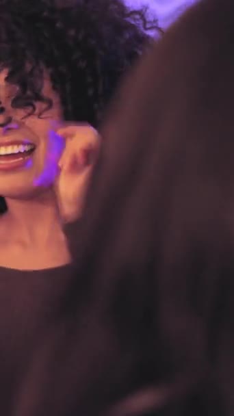 Vídeo Câmera Lenta Uma Mulher Latina Dançando Lado Amigos — Vídeo de Stock