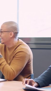 Çeşitli insanlarla yapılan bir iş görüşmesi sırasında yan yana beyin fırtınası yapan dikey yavaş çekim videosu