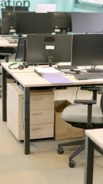 Bilgisayarlı ve insansız sessiz bir çalışma alanının dikey yavaş çekim videosu