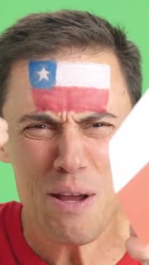 Stüdyoda, yüzünde Şili bayrağı olan ve Şili takımını destekleyen bir adamın krom görüntüsü var.