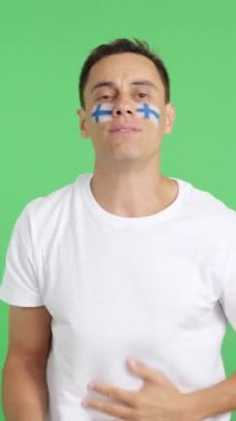 Tutkulu ve gergin bir adamın Finlandiya için tezahürat yaptığı, sonunda kaybedilen heyecanlı bir maç sırasında stüdyoda çekilmiş bir krom.