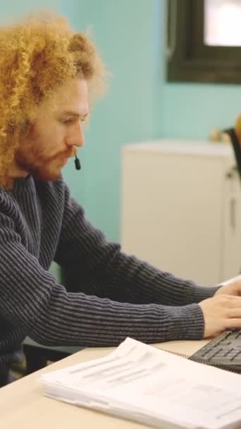 Bilgisayar Kulaklıkla Çalışan Kıvırcık Saçlı Modern Bir Adamın Yavaş Çekim — Stok video