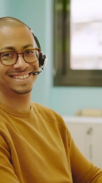 Birlikte Çalışırken Kulaklık Kullanan Gülümseyen Bir Spanyol Yavaş Çekim Videosu — Stok video