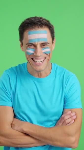 Видео Студии Хромой Человека Стоящего Аргентинским Флагом Нарисованным Лице Улыбающимся — стоковое видео