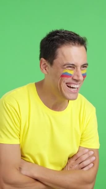 摄影棚里的录像 彩色的是一个快乐的男人 脸上挂着科洛曼语的旗帜 无声无息地望着复制的空间 — 图库视频影像