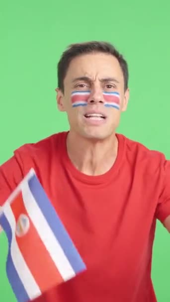 Video Studiu Chromou Muže Mávající Costa Rican Národní Vlajka Naštvaný — Stock video