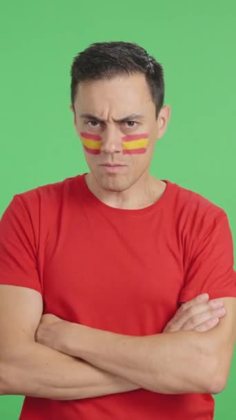 Видео Студии Хромой Достойного Серьезного Человека Испанским Флагом Нарисованным Лице — стоковое видео