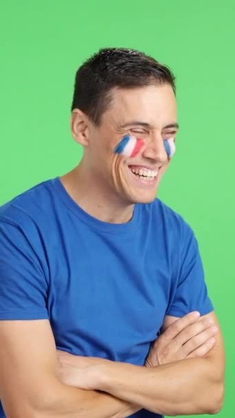 摄影棚里的录像 彩色的是一个挂着法国国旗的快乐男人的脸 望着远处空白的复制空间 — 图库视频影像