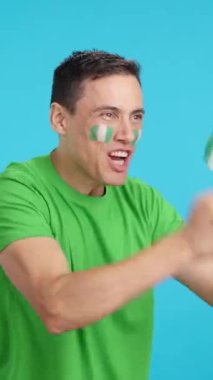 Stüdyoda, Nijerya 'ya tezahürat yapan, bağıran ve elinde ulusal bir bayrak sallayan, boş bir şekilde fotokopi odasına bakan bir adamın kromasıyla.