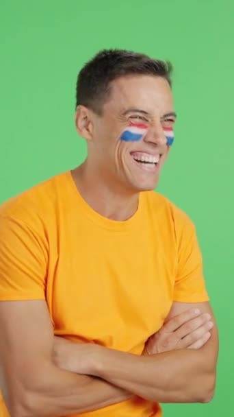 Video Estudio Con Croma Hombre Feliz Con Bandera Holandesa Pintado — Vídeo de stock