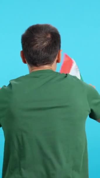 Video Estudio Con Croma Vista Trasera Hombre Ondeando Banderín Mexicano — Vídeos de Stock