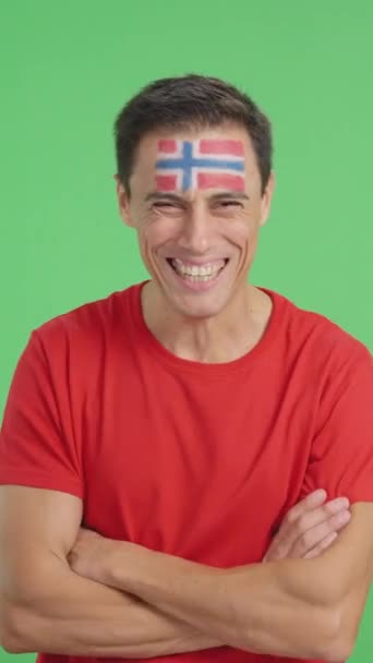 Видео Студии Хромой Человека Стоящего Норвежским Флагом Нарисованным Лице Улыбающимся — стоковое видео