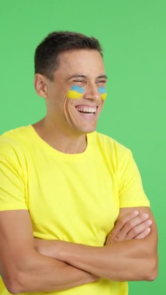 Wideo Studiu Chromą Szczęśliwego Człowieka Ukraińską Flagą Namalowaną Twarzy Odwracając — Wideo stockowe