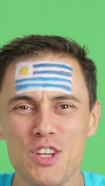 Video Estudio Con Croma Primer Plano Hombre Con Bandera Uruguaya — Vídeo de stock