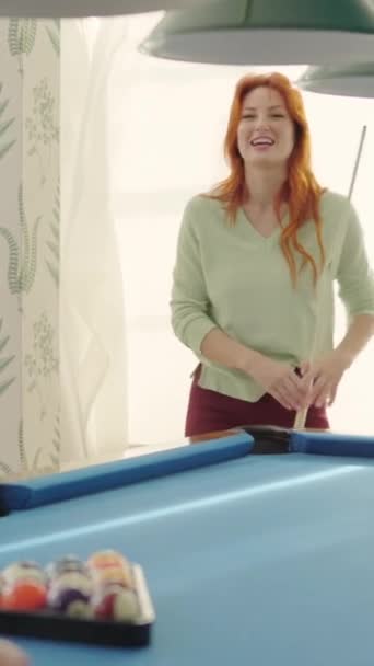 Video Verticale Rallentatore Una Donna Che Sorride Mentre Gioca Biliardo — Video Stock